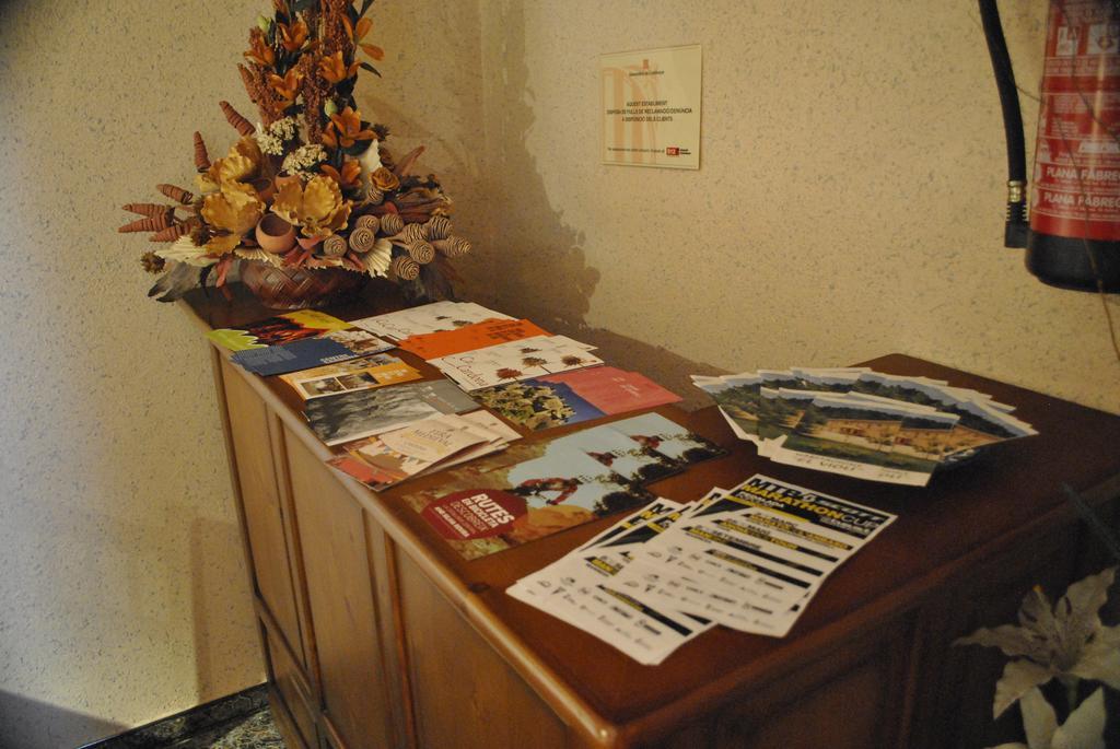 Hostal El Violi Cardona Esterno foto